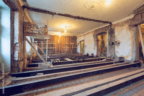 Canvas-taulu The process of installing new floor from double-tee girder and wooden joist in h