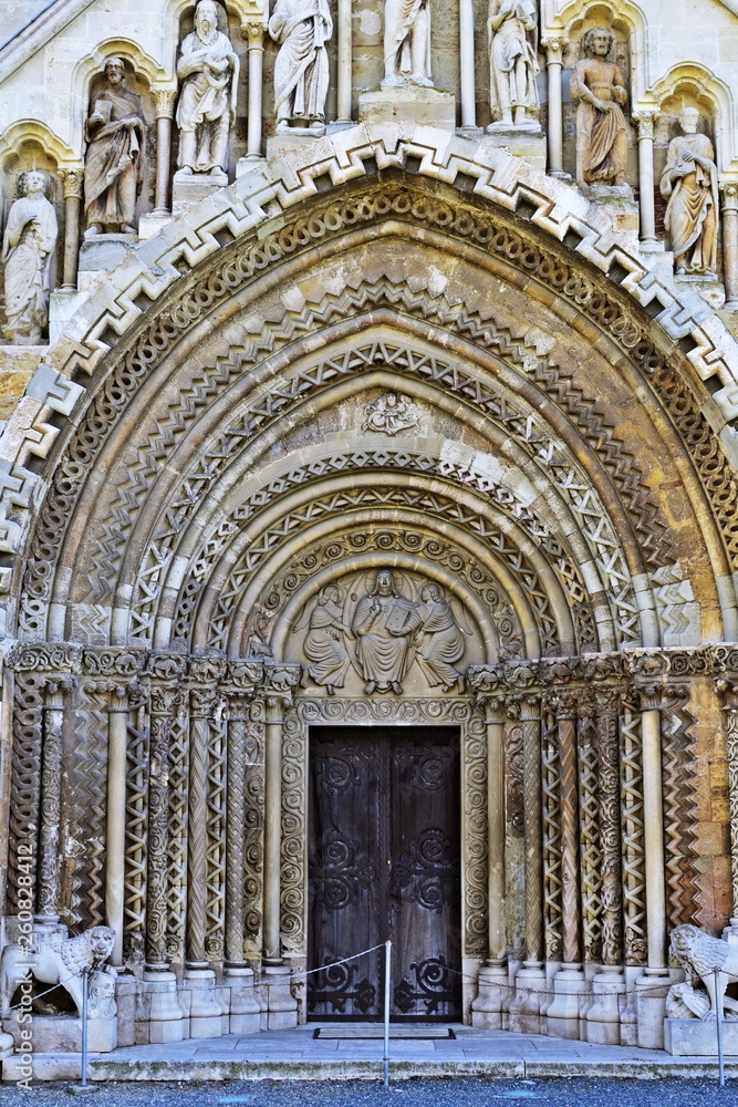 Eingang von der Kirche in Jak, Ungarn
