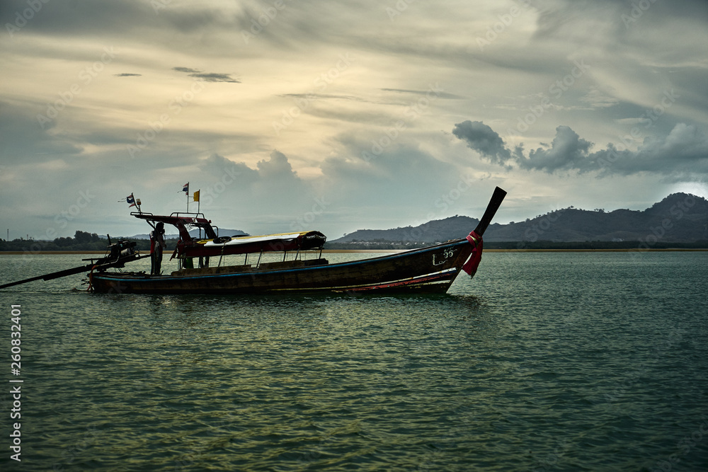 Obraz premium Thai national boat sailing around the bay