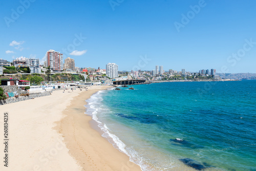 Praia da cidade Viña del Mar / Valparaíso no Chile com o Oceano Pacífico photo