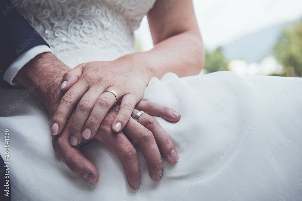 Hochzeitspaar mit Hochzeitsringen an . Hochzeitspaar mit Hochzeitsringen an .