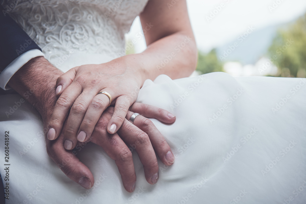 Hochzeitspaar mit Hochzeitsringen an . Hochzeitspaar mit Hochzeitsringen an .