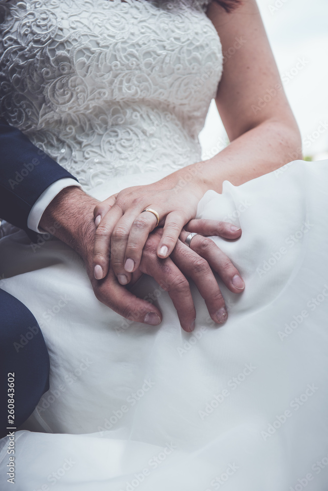 Hochzeitspaar mit Hochzeitsringen an . Hochzeitspaar mit Hochzeitsringen an .