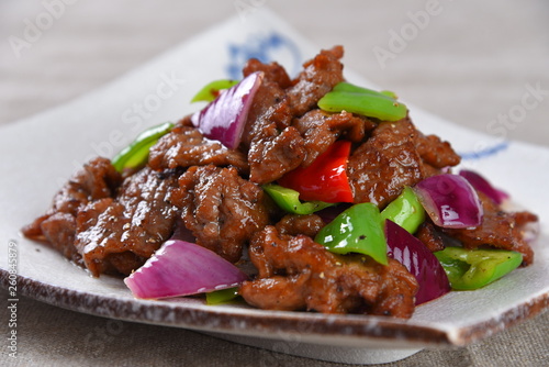beef with vegetables and sauce