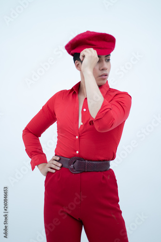 modelo ropa roja