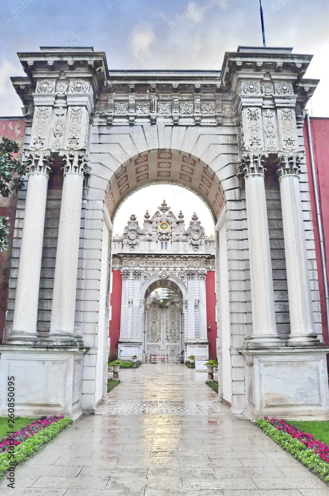 Fototapeta premium Gate of Dolmabahce palace in Istanbul, Turkey