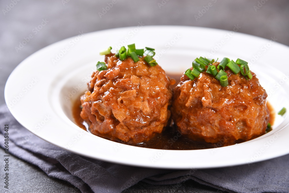 meatballs with tomato sauce and mashed potatoes