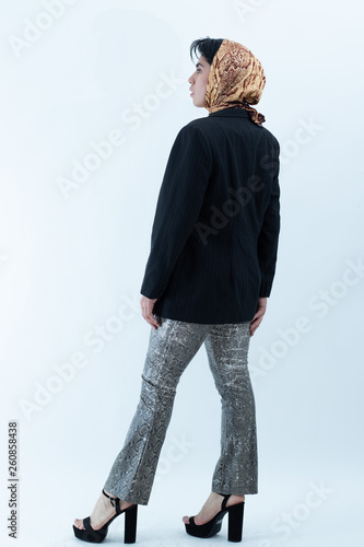 modelo ropa negra turbante amarillo