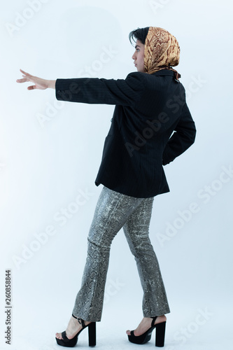 modelo ropa negra turbante amarillo