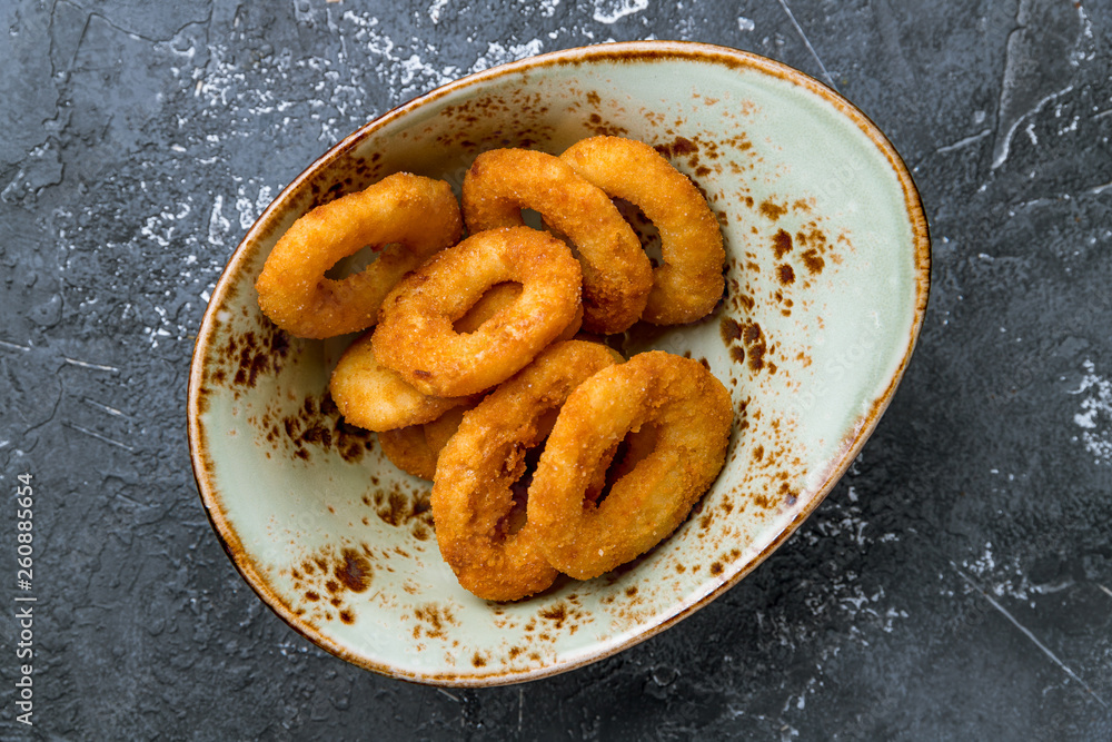 Naklejka premium Onion rings in batter
