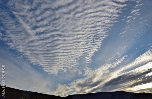 Cielo con nubes cargadas al atardecer con colinas de fondo en patagonia argentina