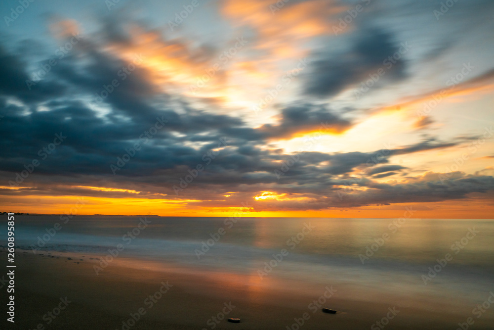 Sonnenaufgang am Meer mit schöner Wolkenstimmung 
