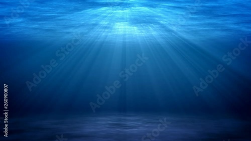 蒼い海の中から光差し込む海面の美しさを