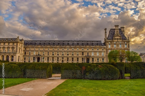 Vista exterior del museo del Louvre