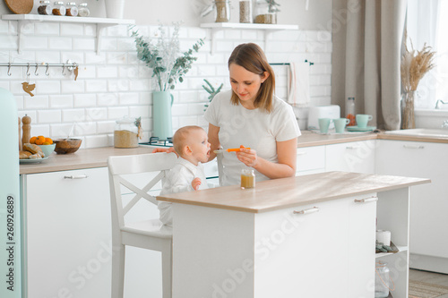 mom feeds the baby © Анастасия Смейлова