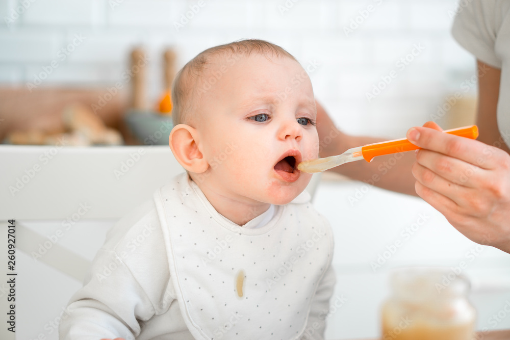 child eating mashed potatoes