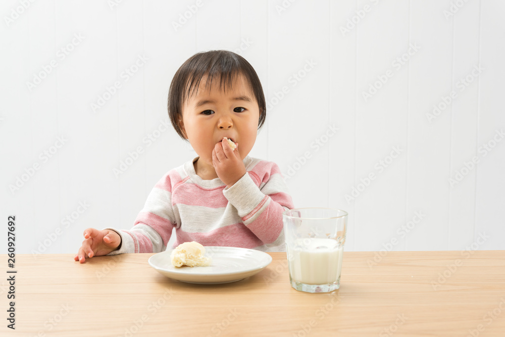パンを食べる子ども