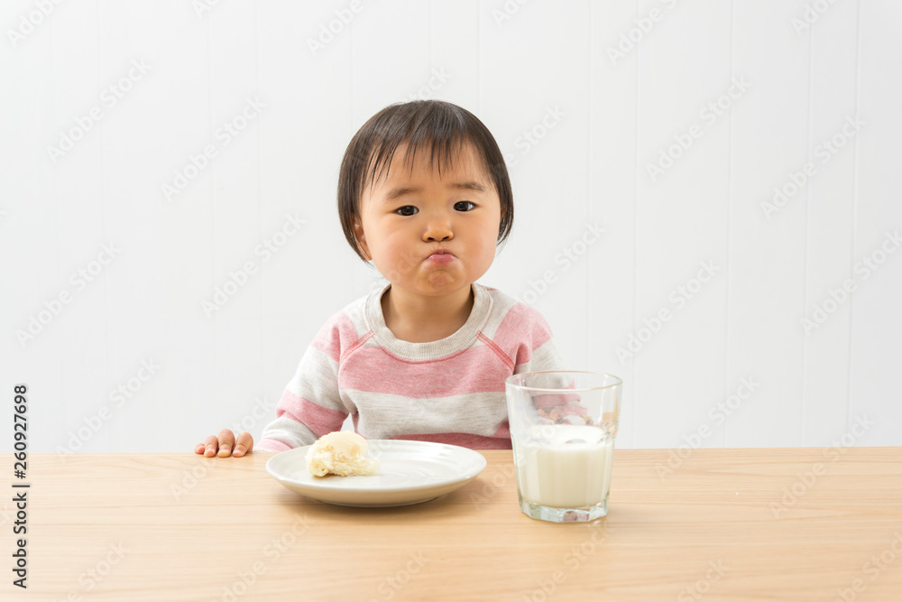 パンを食べる子ども