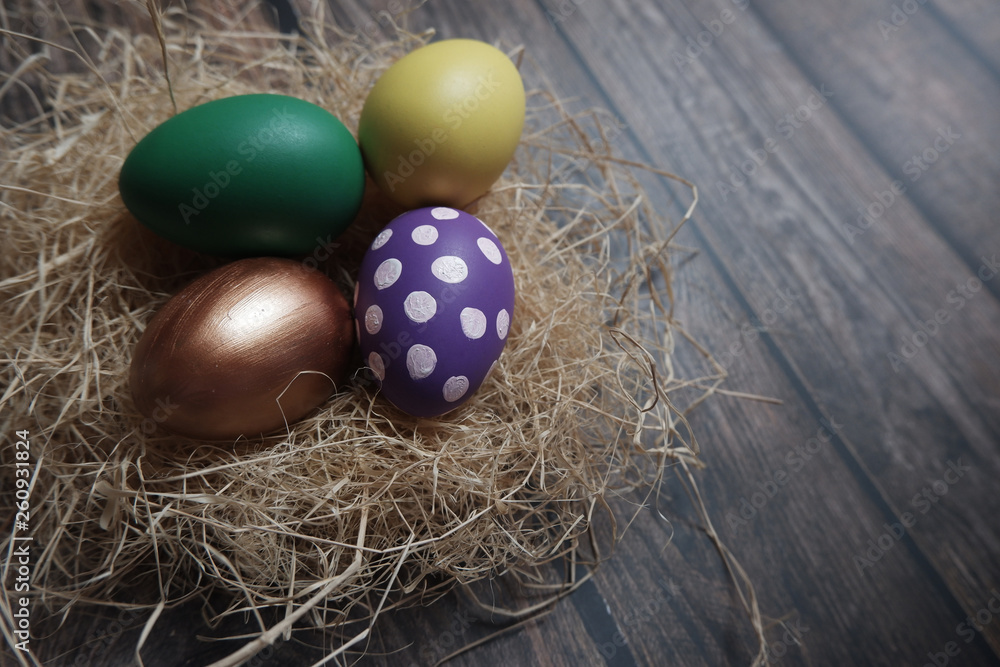 Obraz premium Close up Easter eggs on wooden table.