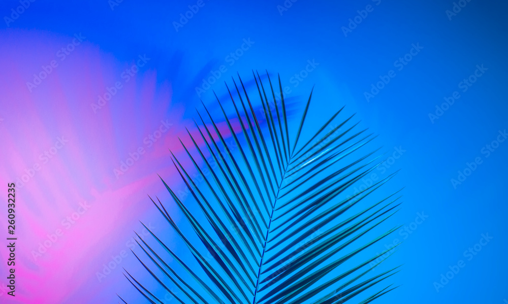 Obraz premium Tropical leaves in vibrant bold gradient holographic neon colors
