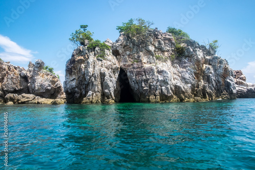 Fototapeta Naklejka Na Ścianę i Meble -  Rock cliff emerald sea in lipe island