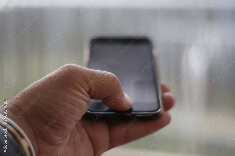 スマホをいじる手 Pov正面のクローズアップ 日常の一コマ Stock Photo Adobe Stock