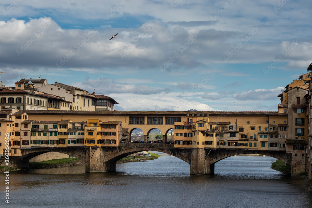 Obraz premium Ponte Vecchio famous landmark bridge over the river in Firenze, Tuscany