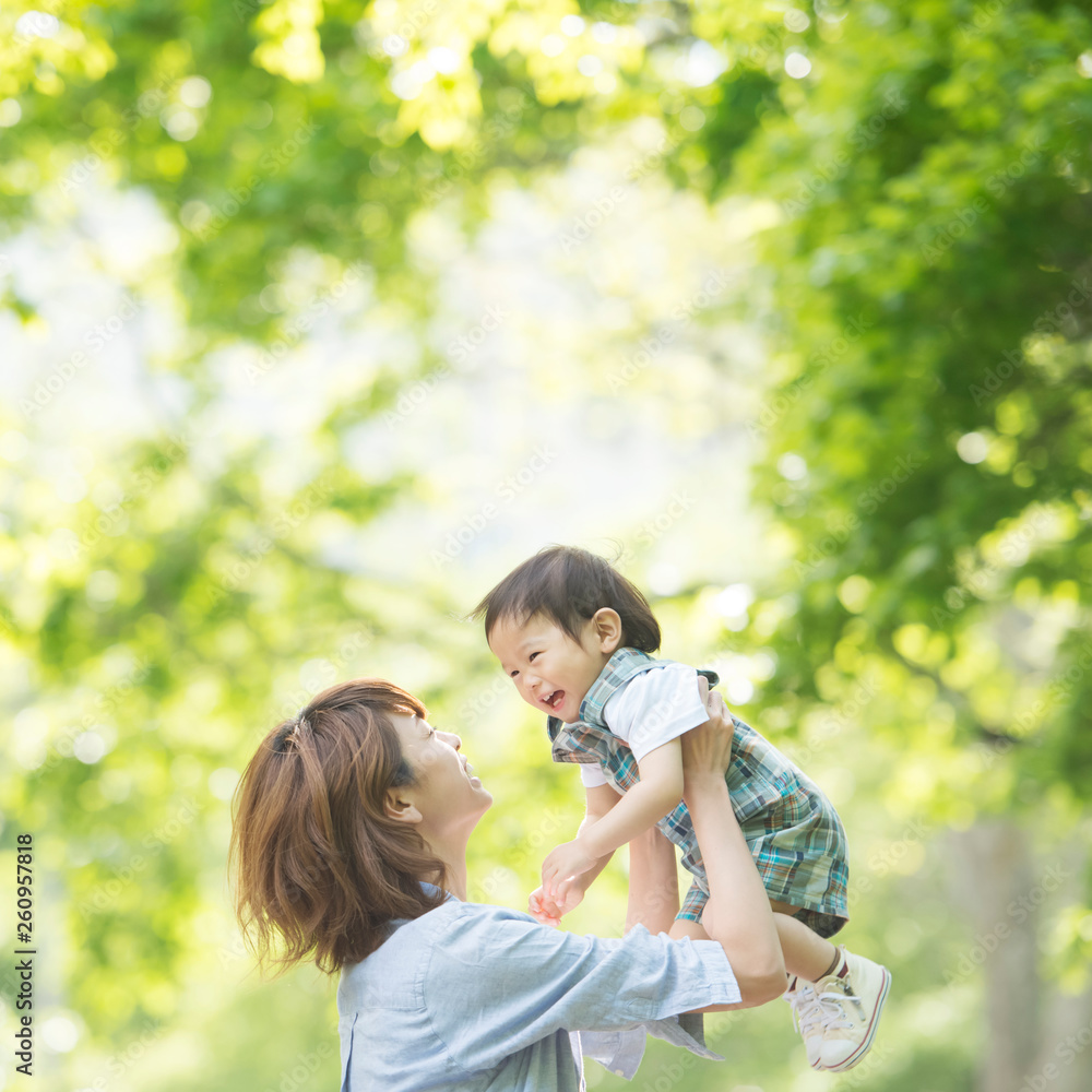 赤ちゃんをあやす母親