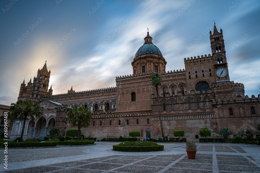 La Cattedrale di Palermo al crepuscolo, Italia	
