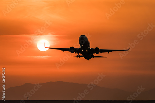 夕陽と飛行機 © 伸一 梅本
