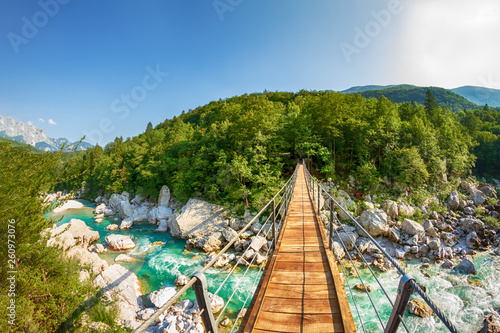 Tableau sur toile Hängebrücke über einen Fluss in den Bergen, türkieses klares Wasser