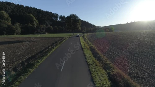 Weißes Auto auf Landstraße