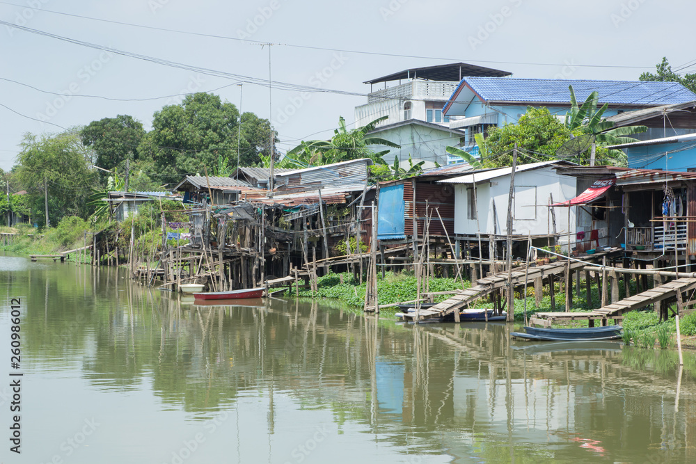 Obraz premium Countryside community beside canal with good natural