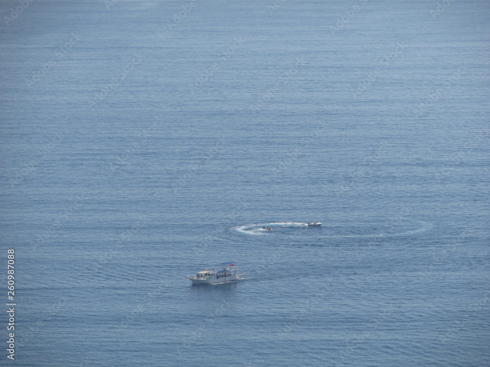 Naklejka premium boat in the sea