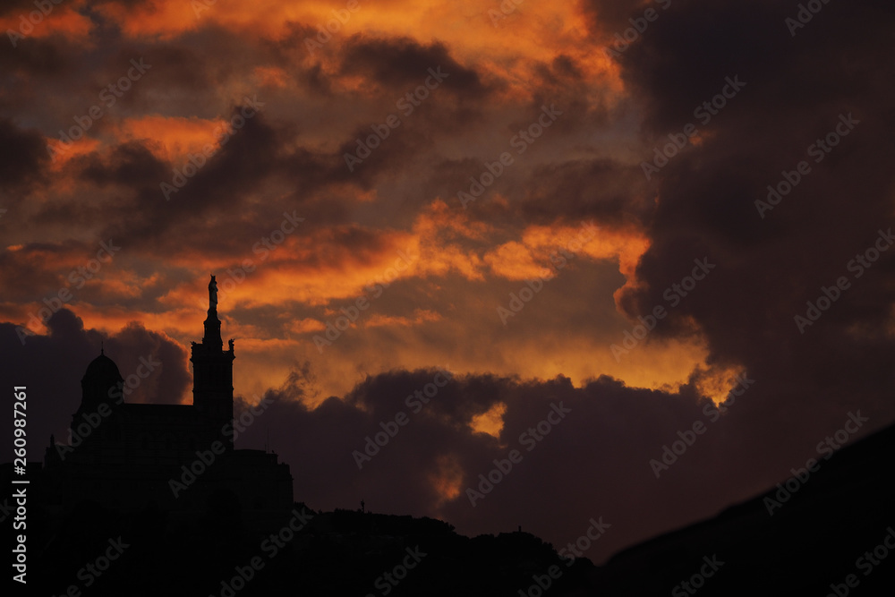 coucher de soleil sur Notre Dame de la Garde ( Marseille )