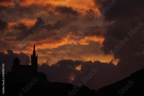 coucher de soleil sur Notre Dame de la Garde   Marseille  