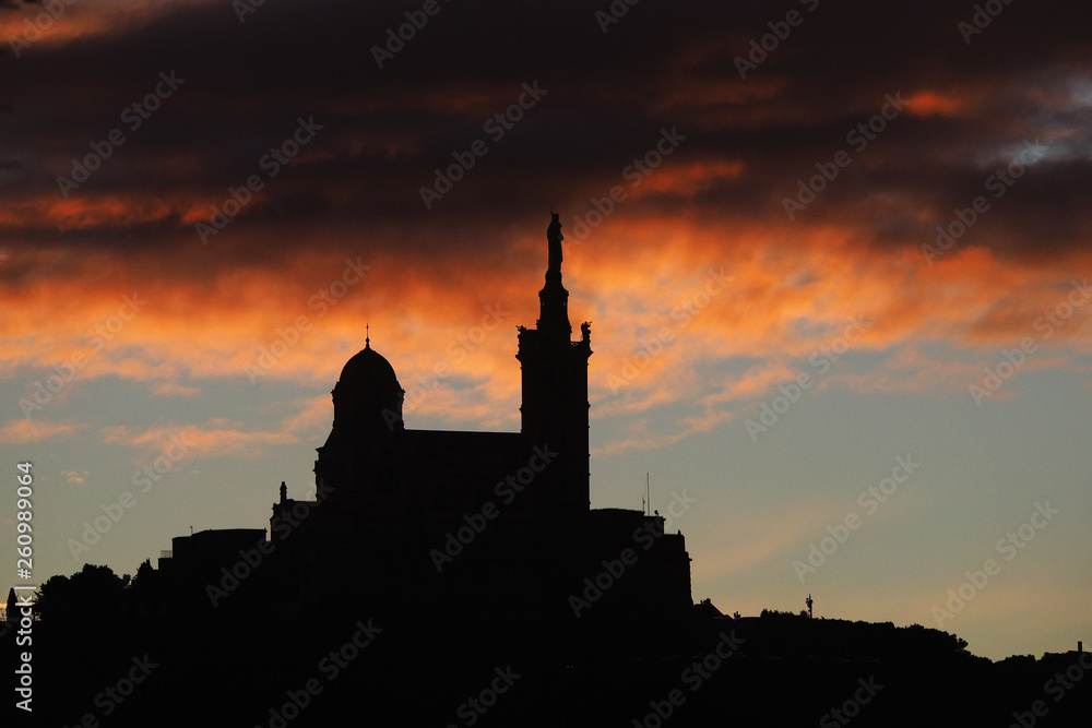 coucher de soleil sur Notre Dame de la Garde ( Marseille ) coucher de soleil sur Notre Dame de la Garde ( Marseille )