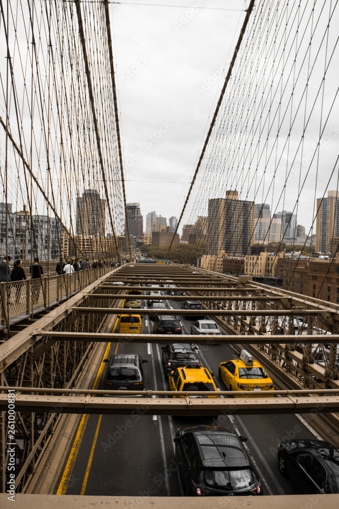 Obraz premium Brooklyn Bridge Traffic