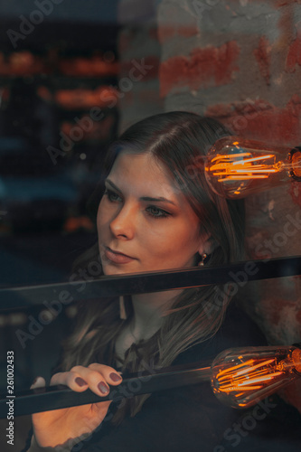 Portraits of a girl in a cafe with a beautiful yellow light from Edison's lamp © Daniel