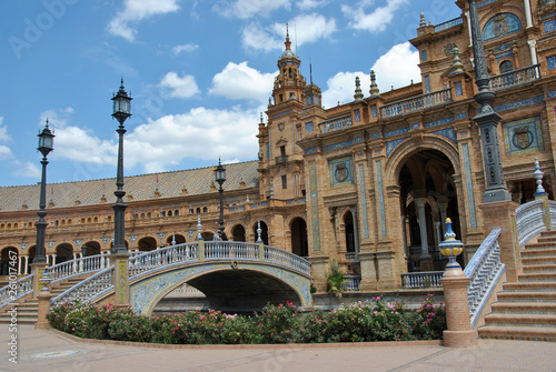 Edificio con maravillosa arquitectura en Sevilla photo
