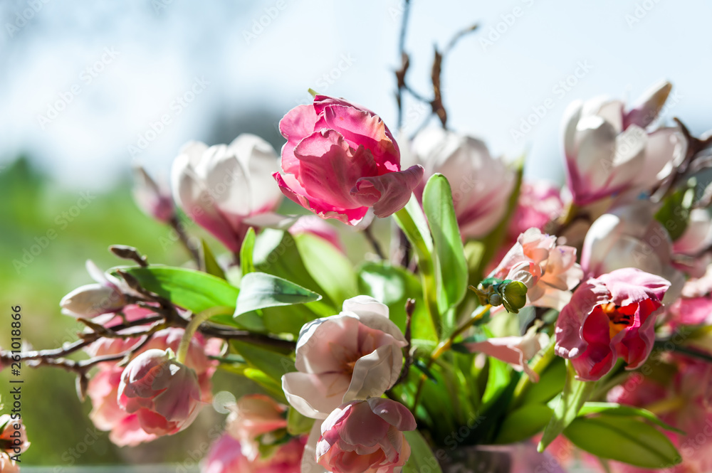 Obraz premium Flower bouquet in front of big window with blue sky background