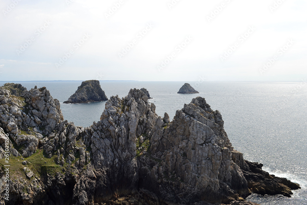 Rochers de la Pointe du Pen-Hir sur la péninsule de Crozon dans le département du Finistère, Camaret-sur-Mer, Parc naturel régional d'Armorique. Bretagne, France. Rochers de la Pointe du Pen-Hir sur la péninsule de Crozon dans le département du Finistère, Camaret-sur-Mer, Parc naturel régional d'Armorique. Bretagne, France.