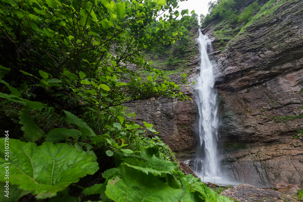 Fototapeta Ogromny wodospad głęboko w lesie