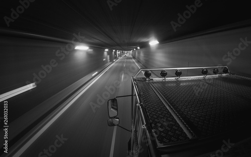 Truck im Tunnel