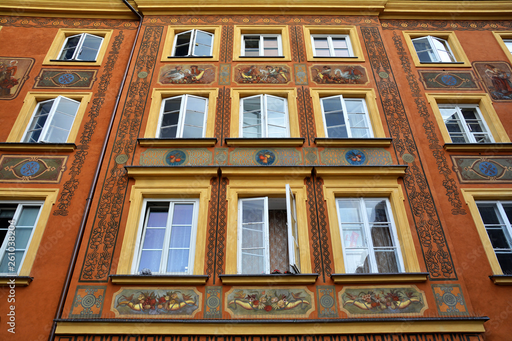 Obraz premium Traditional and colorful building architecture in the Old Town Market Square (Rynek Starego Miasta), Warsaw, Poland.
