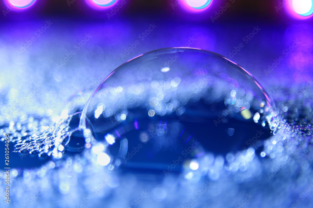 Naklejka premium Bańki mydlane na niebieskiej wodzie, piana.