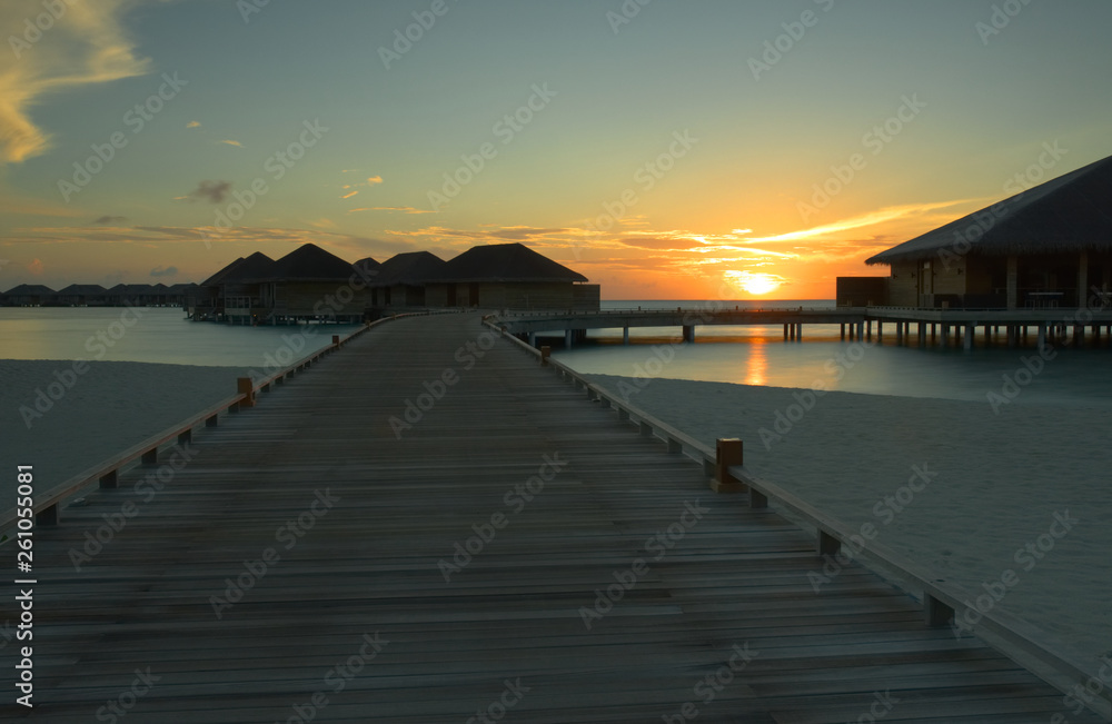 Roter Sonnenaufgang am Water Bungalow