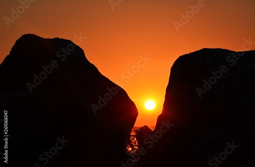 tramonto tra gli scogli