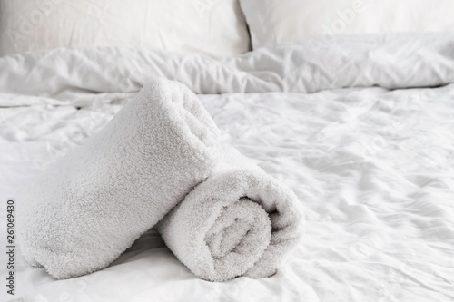 Clean white towels on the white bed © Diana Vyshniakova