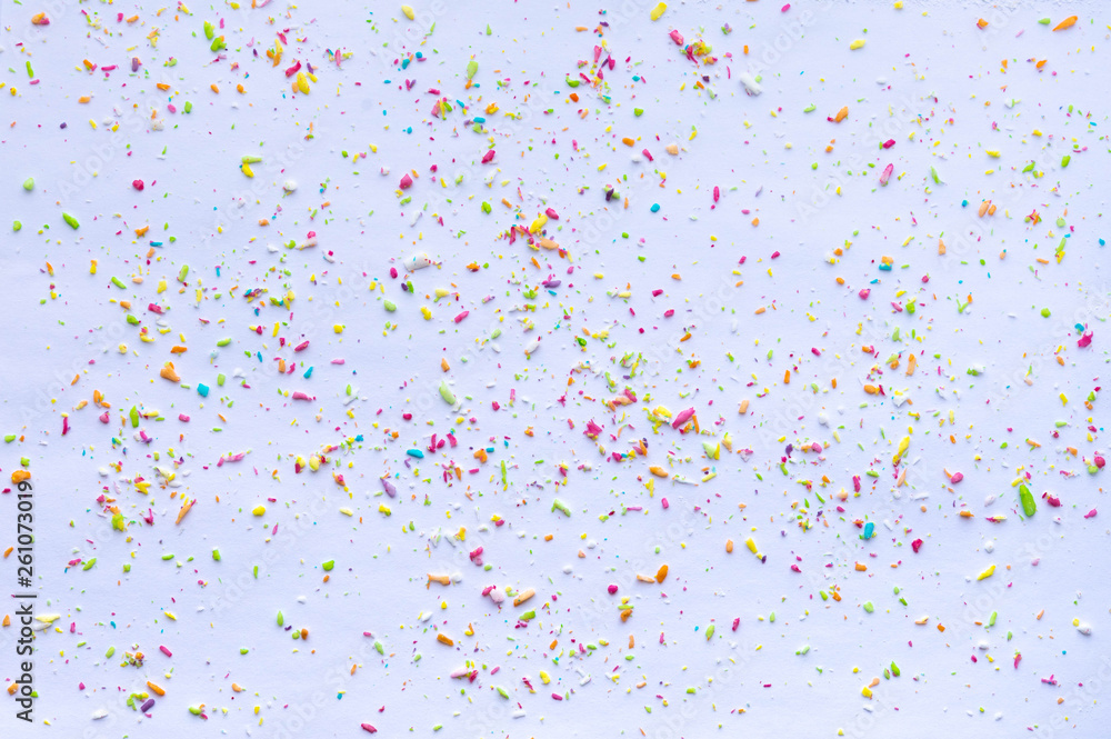 Placer multicolored coconut shavings. Placer multicolored coconut shavings.